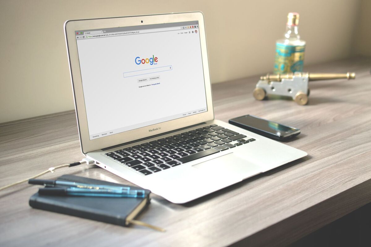SEO stagionale a Napoli: pubblicare prima che arrivi il picco