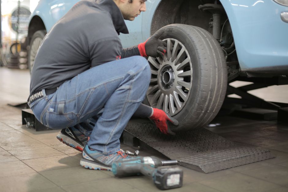 Cambio pneumatici e servizio gommista in un garage