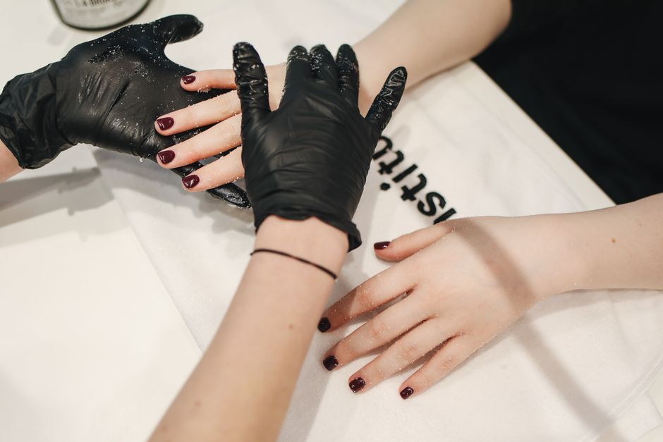 Manicure e ricostruzione unghie in un centro estetico di Napoli