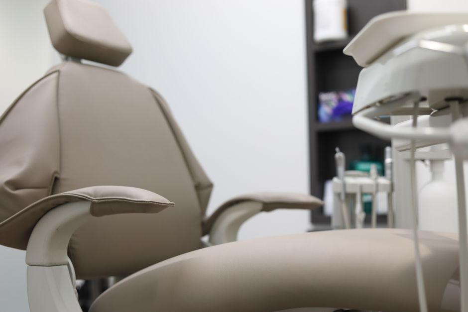 Dentista con paziente sulla poltrona odontoiatrica durante una visita a Napoli