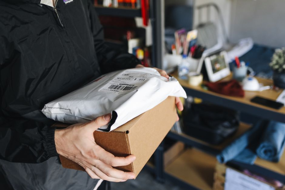 Pacchi e scatole di spedizione pronti per l'evasione degli ordini di un negozio online