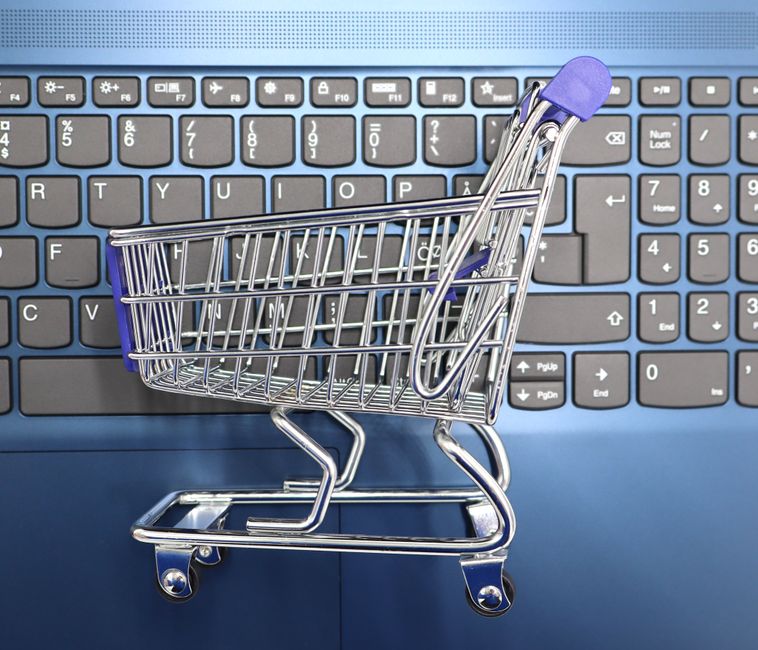 Laptop aperto su un negozio online con prodotti in vetrina