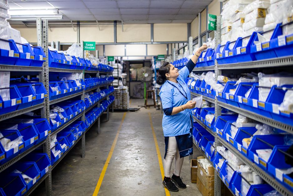 Magazzino con scaffali e ordini in fase di preparazione per la spedizione