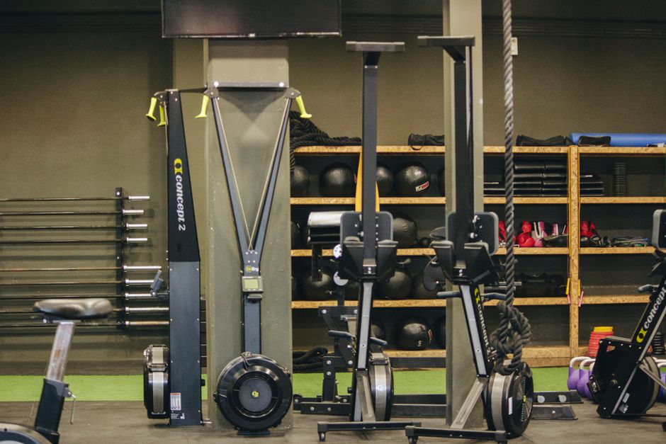 Interno moderno di una palestra a Napoli con attrezzi per il fitness