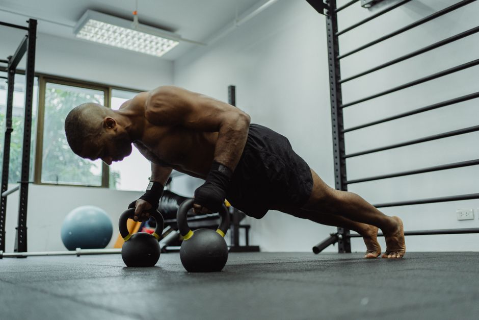 Sessione di allenamento funzionale con un personal trainer in palestra