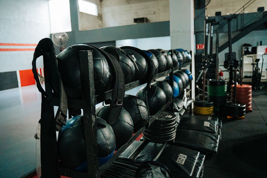Attrezzatura professionale in una sala pesi di un centro fitness
