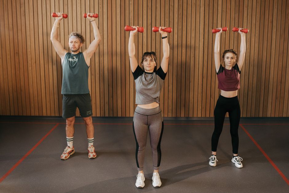 Lezione di fitness di gruppo in un centro fitness di Napoli