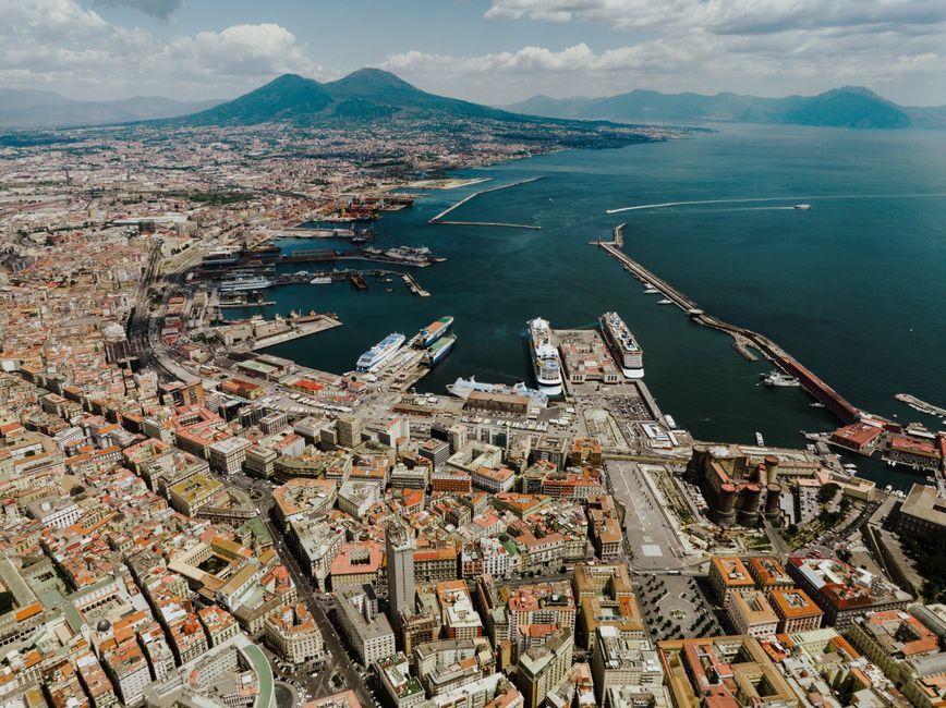 Veduta della costa e del golfo di Napoli, meta dei turisti internazionali