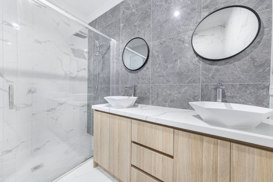Bagno ristrutturato con nuovi sanitari e rubinetteria moderna a Napoli