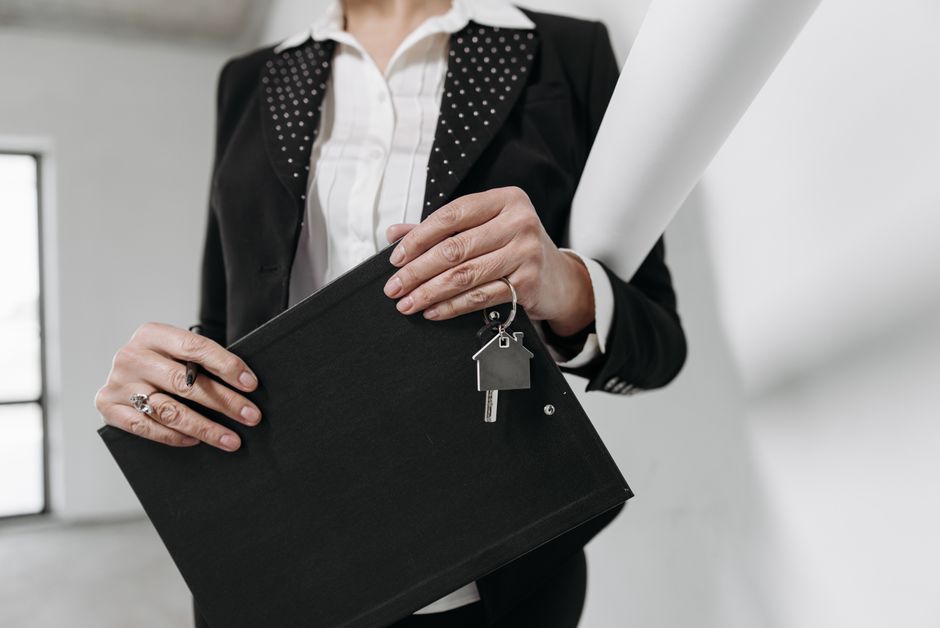 Agente immobiliare consegna le chiavi di una casa a Napoli
