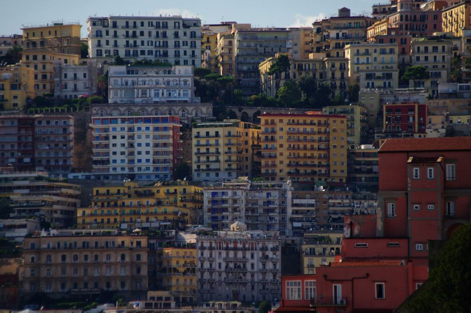 Palazzi e appartamenti residenziali a Napoli visti dall'alto