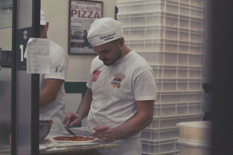 Pizza napoletana appena sfornata in una pizzeria di Napoli