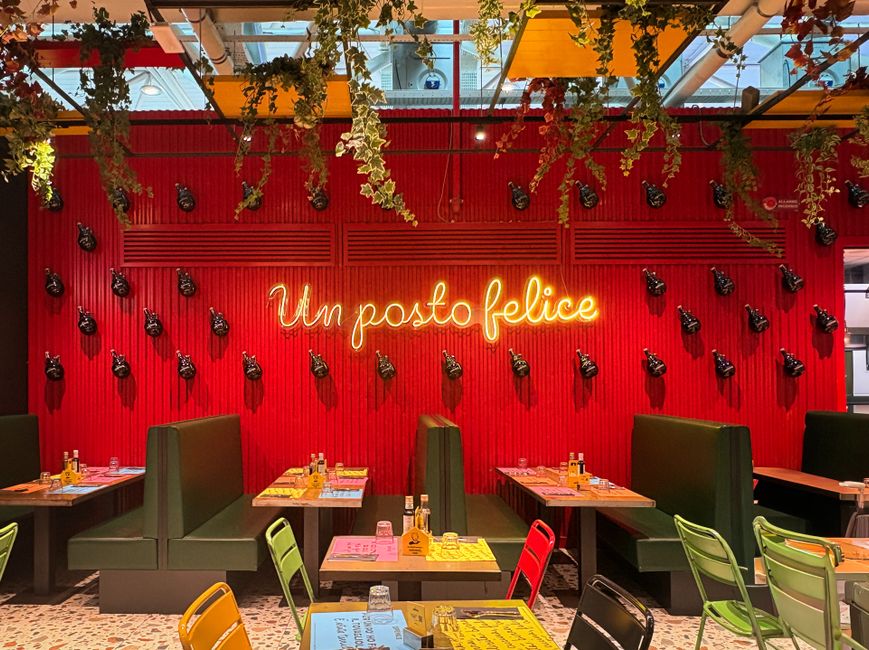 Interno accogliente di un ristorante italiano con tavoli apparecchiati